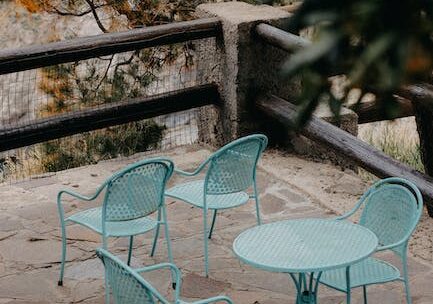 De perfecte sfeer creëren: tips voor het kiezen van de juiste raamdecoratie
